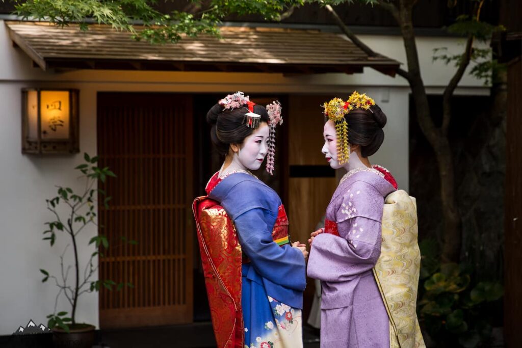Julien Bachmann (Prix Au Tigre Vanillé) pour « Rencontre de courtisanes à Kyoto » (Japon) - Prix du photographe voyageur - Salon du livre 2025
