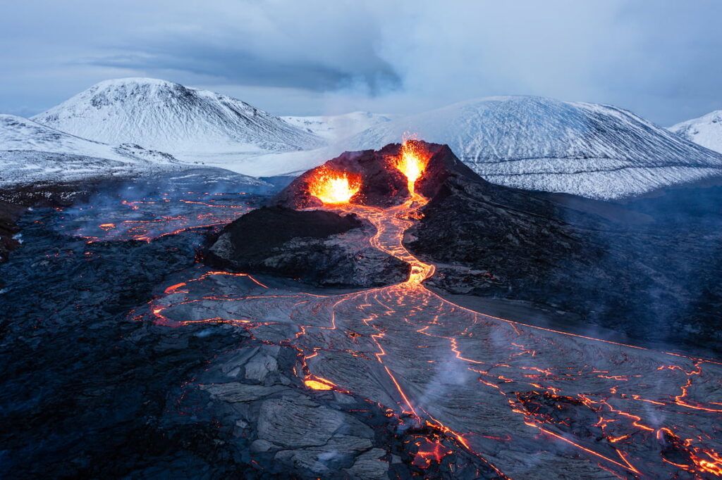 Thomas Birbaum (1er prix) pour « Éruption sous les neiges islandaises » (Islande) - Prix du photographe voyageur - Salon du livre 2025