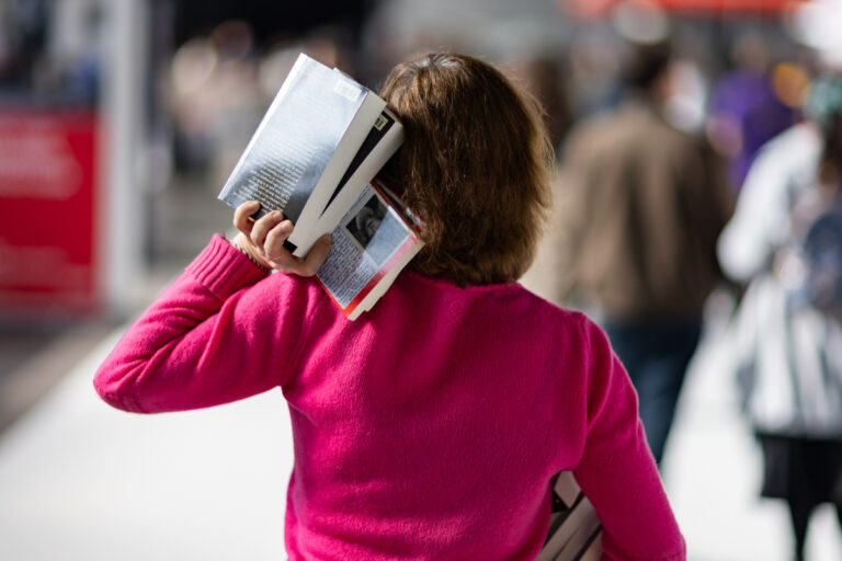 Le salon du livre de Geneve est une vitrine de l’actualite editoriale francophone et un lieu de dialogues engages.
Il reunit lecteurs, auteurs, editeurs et libraires.