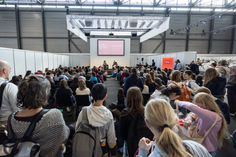 Le salon du livre de Geneve est une vitrine de l’actualite editoriale francophone et un lieu de dialogues engages.
Il reunit lecteurs, auteurs, editeurs et libraires.